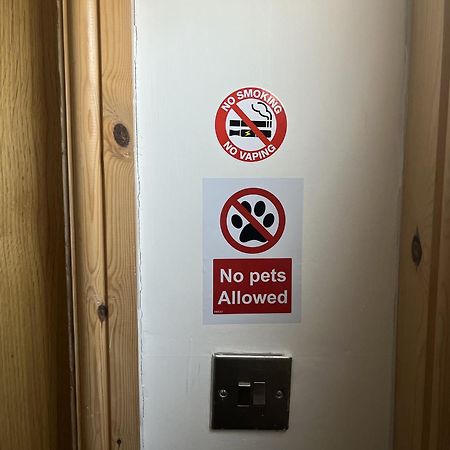 Double Bedroom Near Etihad And Coop Live With Free Parking, Shared Kitchen & Bathroom - Including Free 1-Hour Early Check-In Or Late Check-Out For Bookings Until July Μάντσεστερ Εξωτερικό φωτογραφία