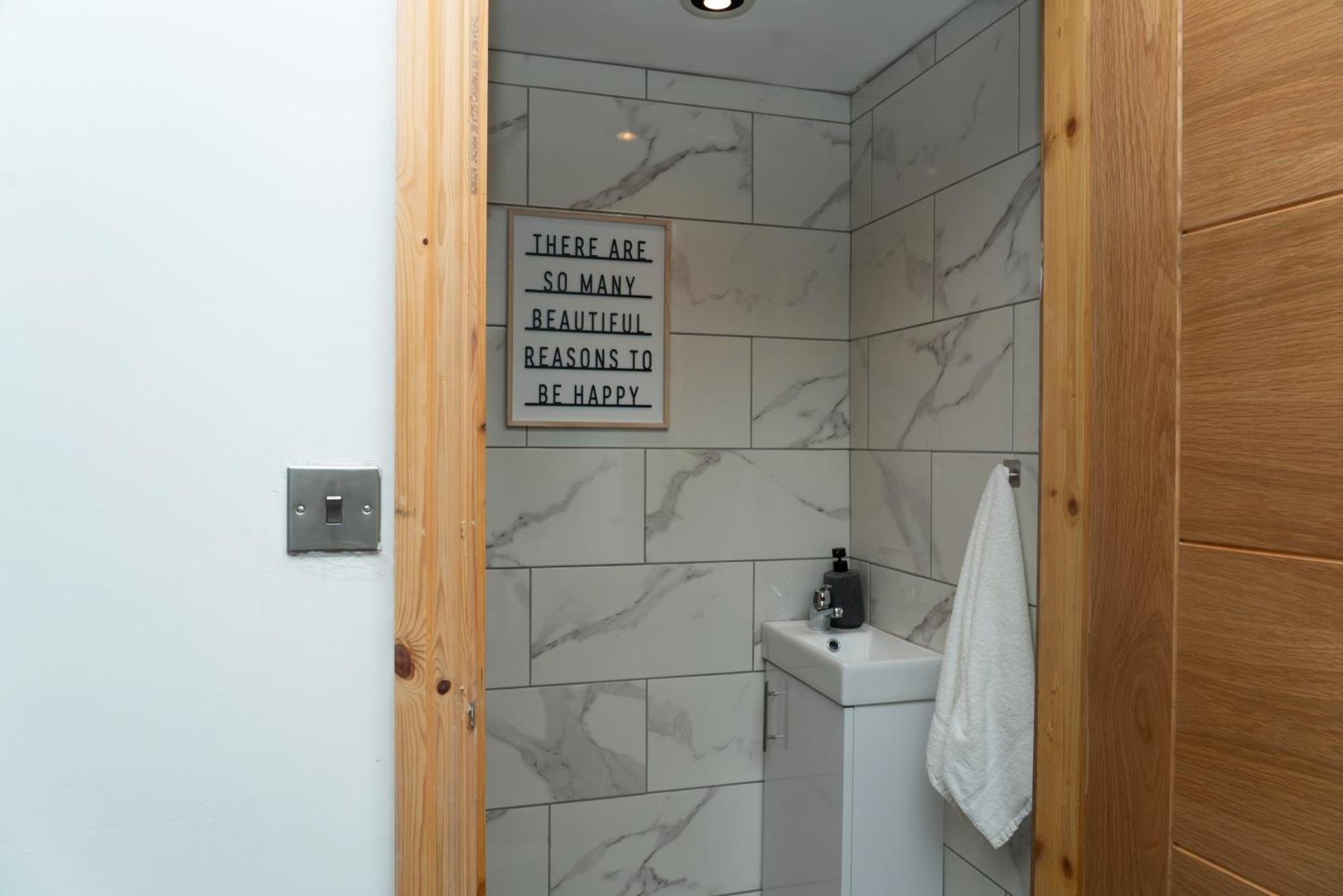 Double Bedroom Near Etihad And Coop Live With Free Parking, Shared Kitchen & Bathroom - Including Free 1-Hour Early Check-In Or Late Check-Out For Bookings Until July Μάντσεστερ Εξωτερικό φωτογραφία