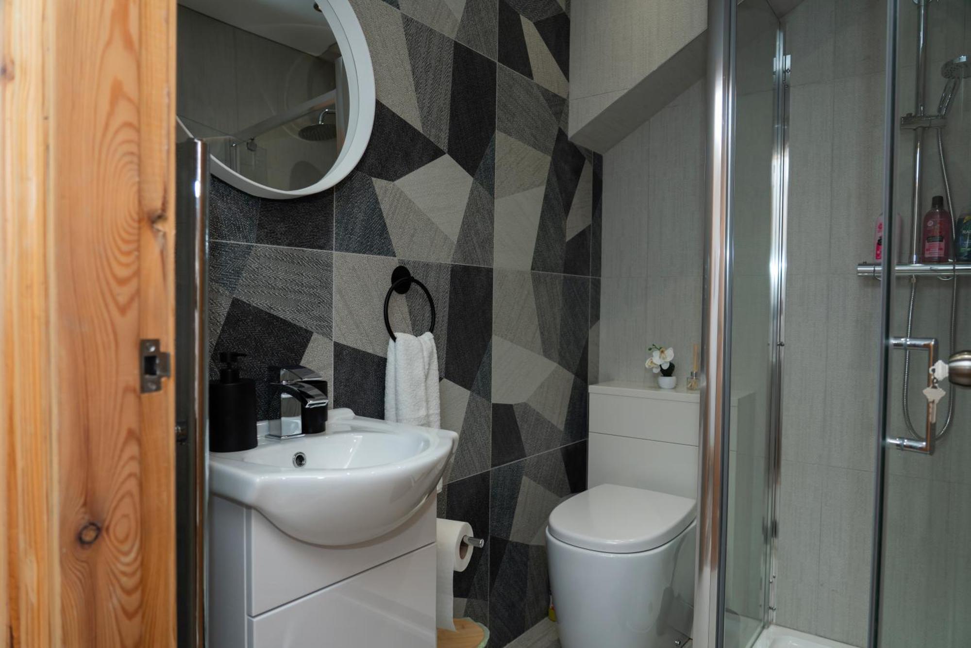 Double Bedroom Near Etihad And Coop Live With Free Parking, Shared Kitchen & Bathroom - Including Free 1-Hour Early Check-In Or Late Check-Out For Bookings Until July Μάντσεστερ Εξωτερικό φωτογραφία