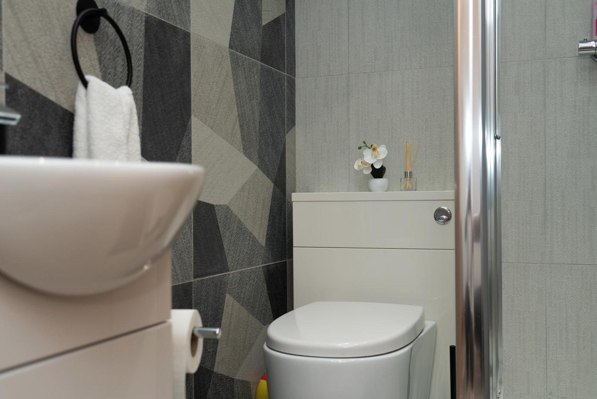 Double Bedroom Near Etihad And Coop Live With Free Parking, Shared Kitchen & Bathroom - Including Free 1-Hour Early Check-In Or Late Check-Out For Bookings Until July Μάντσεστερ Εξωτερικό φωτογραφία